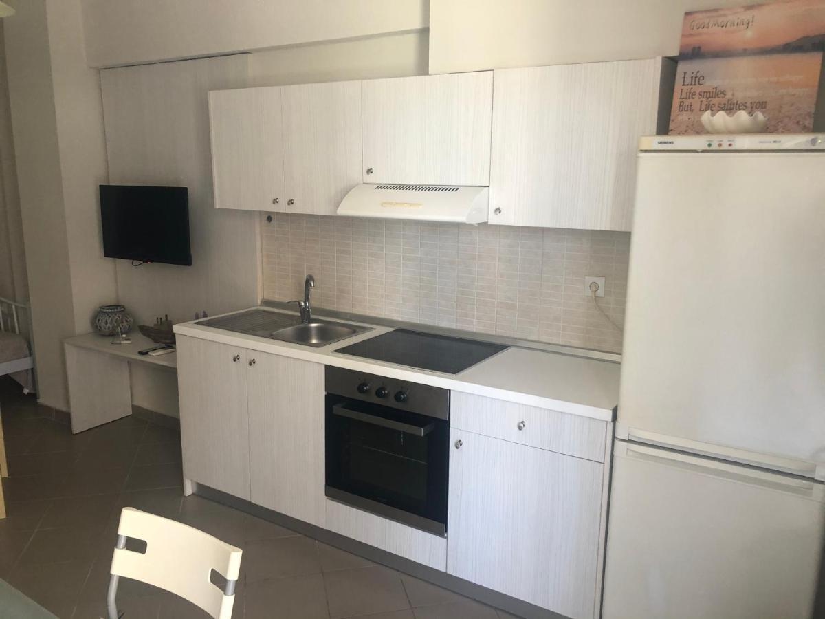 Makis Apartments Touzla Ofrínion Buitenkant foto